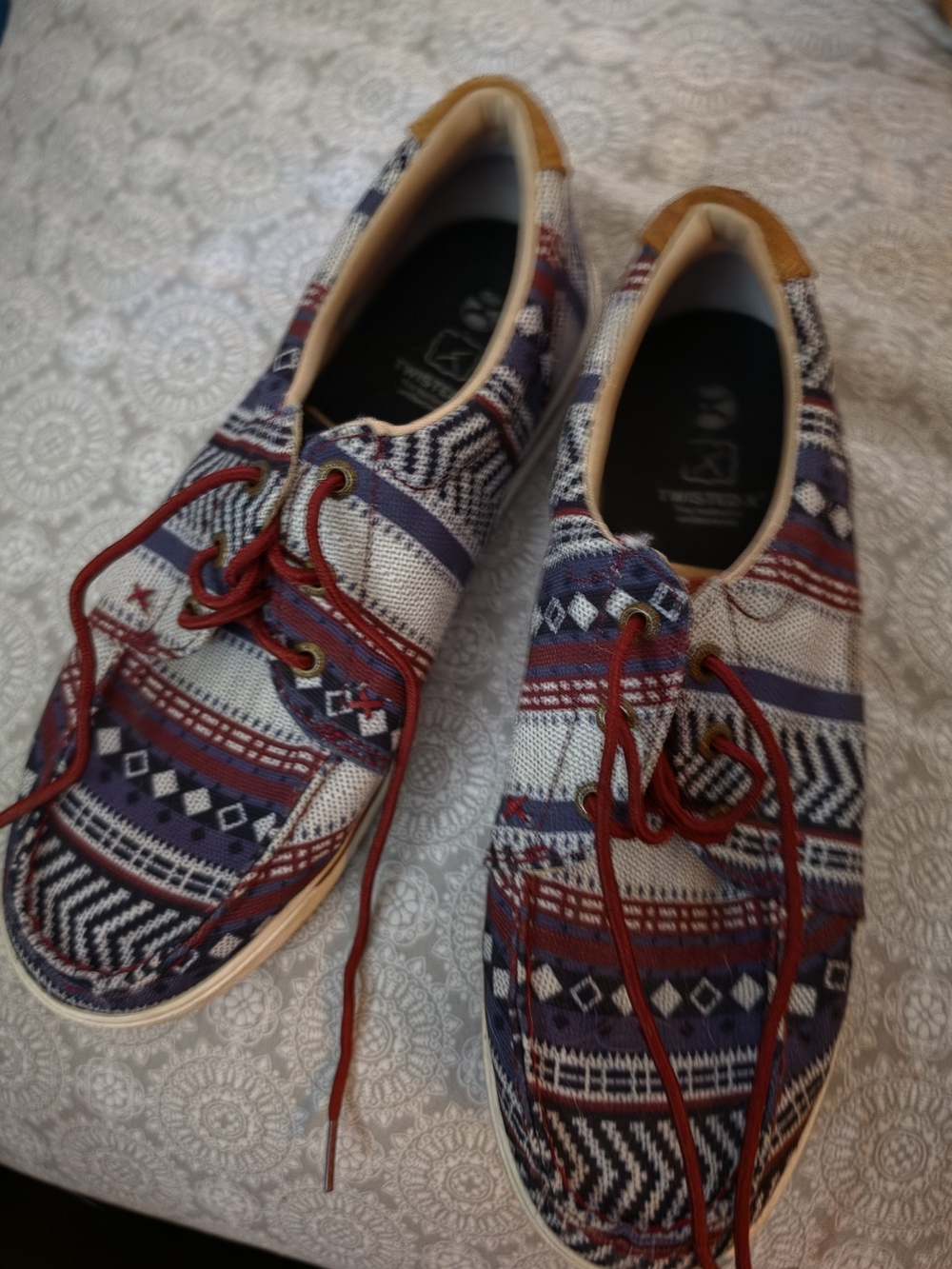 Twisted X Men's Patterned Canvas Sneakers - Navy & Red